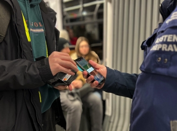 Během speciální noční kontroly v MHD vyloučili každého dvanáctého